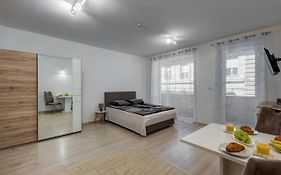 Leonardo Ground Apartment